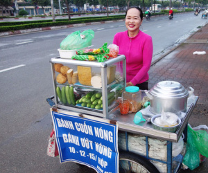 Chị bán bánh ướt lề đường dễ thương nhất Sài Gòn: "Buồn hay vui cũng hết một ngày, thôi chọn vui cho sướng"