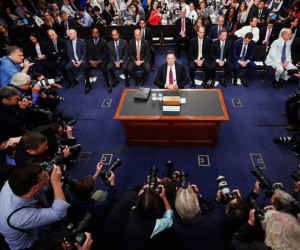 Chuyện về bức ảnh đặc biệt "gây bão" trong phiên điều trần cựu Giám đốc FBI James Comey