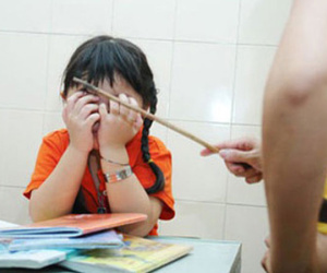 Giáo viên phạt học sinh nhổ nước bọt vào mặt nhau vì không hoàn thành bài tập