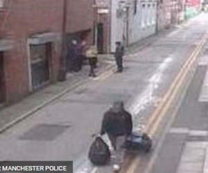 Kẻ đánh bom Manchester thản nhiên xách vali bom giữa phố