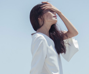 Không cần biết có nắng hay không, cứ dùng điện thoại là phải bôi kem chống nắng ngay lập tức!