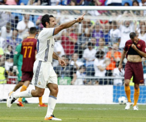 Luis Figo sút phạt ghi bàn từ khoảng cách 20m