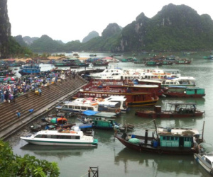 Nhiều hành khách Quảng Ninh phát hoảng khi tàu cao tốc đâm vào xà lan