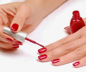 Sơn móng tay làm đẹp, người phụ nữ có nguy cơ bong toàn bộ móng tay