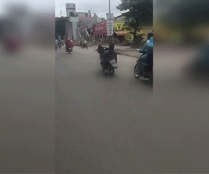 Video: Nam thanh niên nằm ngửa lái xe như diễn xiếc trên phố Hà Nội