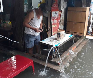Ảnh: Mưa lớn, người HN dùng máy bơm "giải cứu" nhà khỏi nước ngập