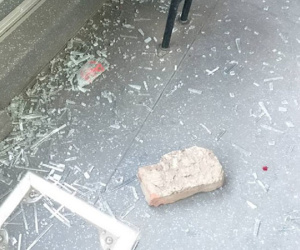 Danh tính nam sinh cãi nhau với bạn gái, ném vỡ kính xe buýt