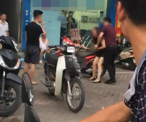 Hà Nội: Mặc con gái gào khóc, người đàn ông vẫn đấm liên tiếp vào mặt vợ đến chảy máu trên phố Xã Đàn