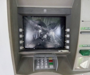 Hà Tĩnh: Người đàn ông ngáo đá đập nát cây ATM