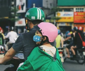 Khoảnh khắc đẹp của người cha lái xe ôm giữa ngày hè
