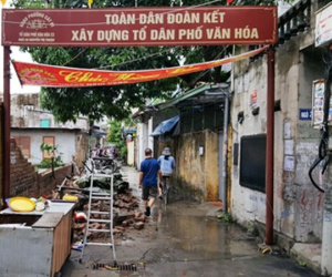 Mưa giông làm đổ tường bao, đè chết bé trai 7 tuổi