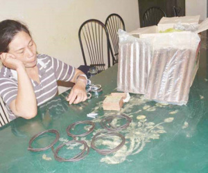Ngăn chặn người phụ nữ tuồn 60 thỏi thuốc nổ ra thị trường