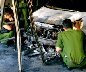 Ô tô đậu trong quán lẩu bốc cháy lúc rạng sáng