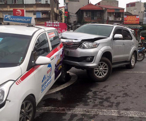 Ôtô gây tai nạn liên hoàn ở Hà Nội, 3 người nhập viện