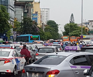 Sau mưa ngập, Hà Nội tắc nhiều ngả