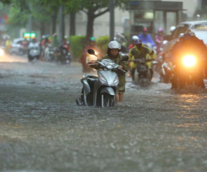 Vì sao chỉ mưa 40 phút, đường Hà Nội đã ngập khắp ngả?