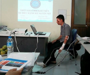 9X bị băng bó chân tay vẫn cố gắng bảo vệ đồ án tốt nghiệp