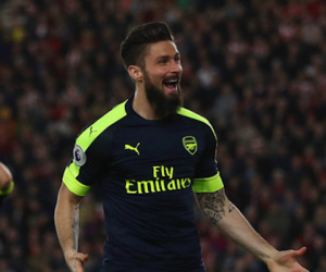 Arsenal chào bán Giroud cho West Ham giá 20 triệu bảng