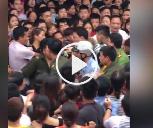 Cả trăm người la ó ở buổi thực nghiệm vụ bé trai 35 ngày tuổi bị giết