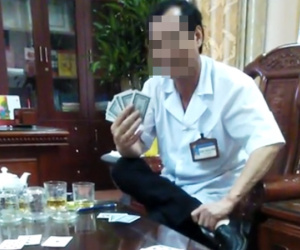 Giám đốc bệnh viện đánh bài ăn tiền bị cảnh cáo