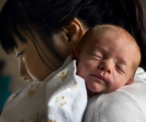 Trầm cảm sau sinh cần điều trị càng sớm càng tốt