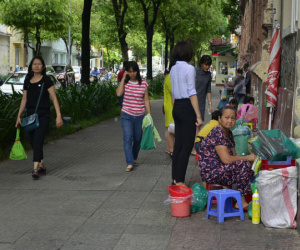 Buôn bán ở vỉa hè quận 1: 3 tiếng/ngày, kiếm chục triệu mỗi tháng!