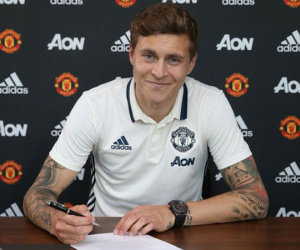 Lindelof kêu gọi Mourinho giữ lại Ibrahimovic