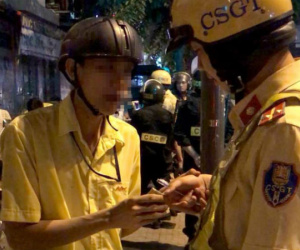 "Ma men" dùng mũ bảo hiểm tấn công cảnh sát giao thông ở Sài Gòn
