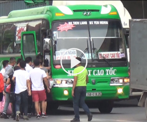 Video: Cận cảnh cò dắt khách, nhận tiền boa ở "chốn vô luật pháp" giữa Thủ đô