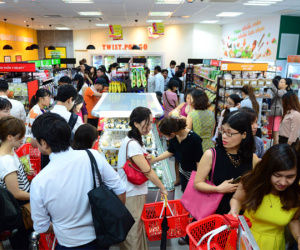 Xếp hàng dài mua bánh mì, nước trái cây ở 7-Eleven Sài Gòn