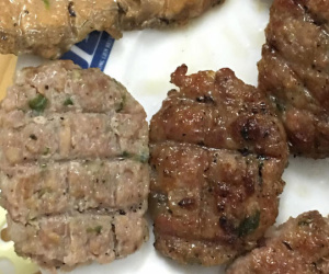 Khách thắc mắc miếng chả băm trắng nhởn, nhân viên quán bún chả nổi tiếng Hà Nội trả lời: "Do thả vào nước chấm nên bị bợt"