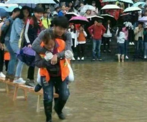 Sinh viên Trung Quốc bắt nữ lao công cõng qua nước ngập