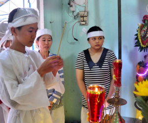 Vụ tự tử bằng dây thun quần: "Con tôi chết quá bất thường"