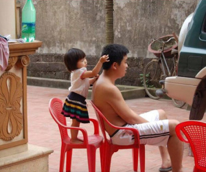"Bố chỉ cần ngồi im một chỗ, tóc sâu tóc bạc để con gái lo!"