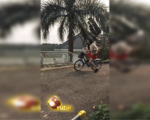 Dáng đi xe đạp buồn cười của Vân Điệp phim "Người phán xử"