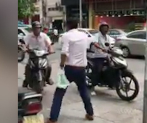 Ông Tây hò hét, chặn xe máy leo vỉa hè Sài Gòn