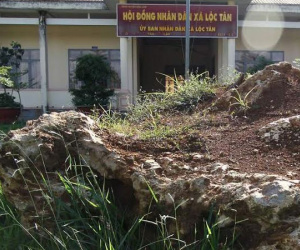 "Sung công" khối đá bán quý nặng 20 tấn