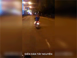 Truy tìm nam thanh niên ngồi quay lưng điều khiển xe máy