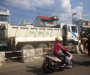 Xe ben ôm cua cán chết người phụ nữ đi xe máy