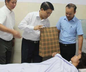 Chủ tịch Hà Nội thăm nữ công nhân môi trường bị hành hung