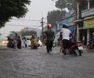 Đường phố Sài Gòn lại thành sông sau mưa lớn
