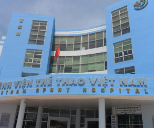 Hà Nội: Bác sĩ bị côn đồ hành hung, bắt quỳ gối xin lỗi