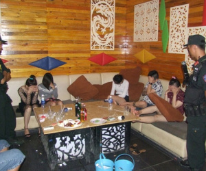 Phát hiện 25 “nam thanh, nữ tú” phê ma túy tàng trữ "hàng nóng" trong quán Karaoke