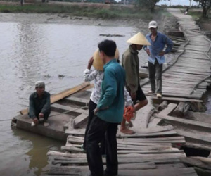 Cha con mất mạng khi băng qua cầu phao tạm