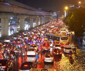 Mưa lớn trút xuống vào giờ tan tầm, ô tô xếp hàng dài trên đường phố Hà Nội