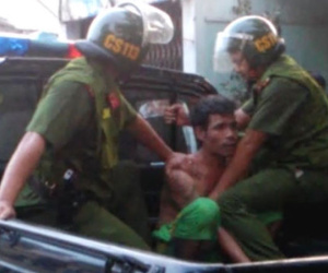 Nam thanh niên cởi trần, cầm dao dọa chém người đi đường