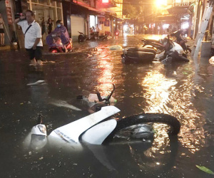 Phố Tây Tạ Hiện ngập kinh hoàng sau mưa lớn, xe máy ngâm nước la liệt!