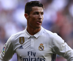 Ronaldo nhờ siêu cò đưa về MU, fan Real không còn nhiều hy vọng