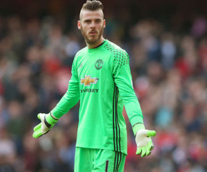 Real từ bỏ De Gea, Alves ký 2 năm với Man City