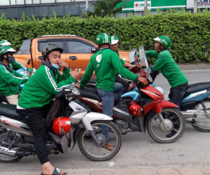 Thất thế, tài xế xe ôm "mượn danh" Grab, Uber bắt khách